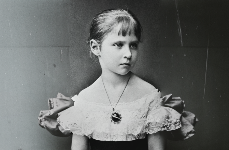 6 июня 1872 года в семье Великого герцога Гессенского и Рейнского родилась очаровательная девочка – четвертая дочь, получившая пышное имя Виктория Алиса Елена Луиза Беатриса Гессен-Дармштадская.