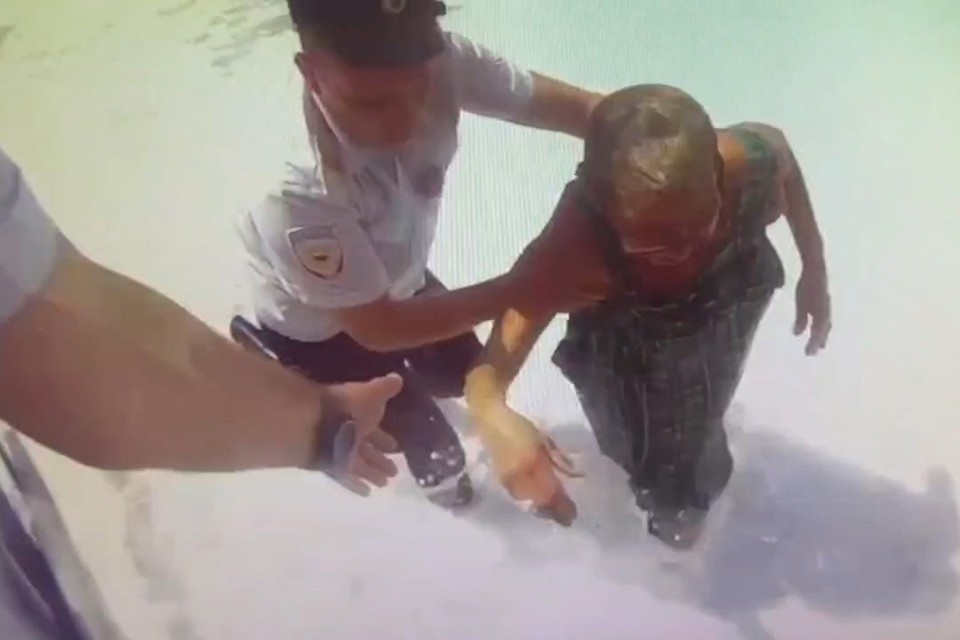    Женщину успели вывести из штормящего моря Фото: кадр из видео