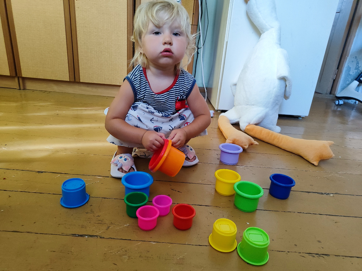 Стаканчики - это легко для неё. 