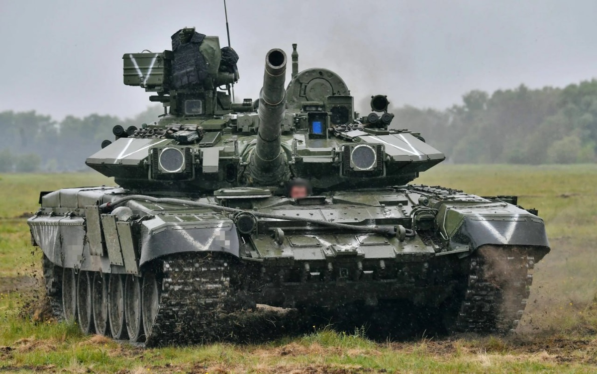 Танки Т-90 теперь оснащены новыми снарядами с воздушным подрывом, которые предназначены для очистки траншей.