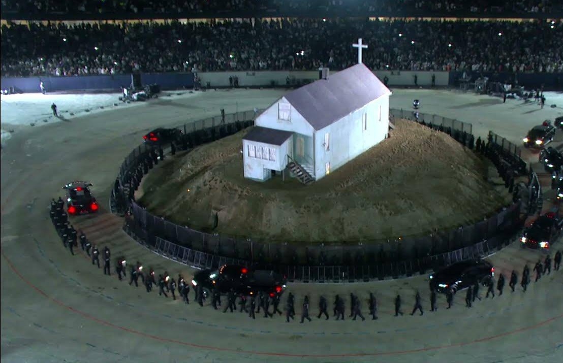 Сцена — реконструкция дома, где прошло детство Канье