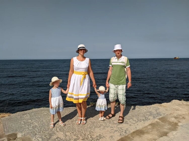 Семья малышки - папа, мама и старшая сестренка, но тоже маленькая. Фото: СОЦСЕТИ 