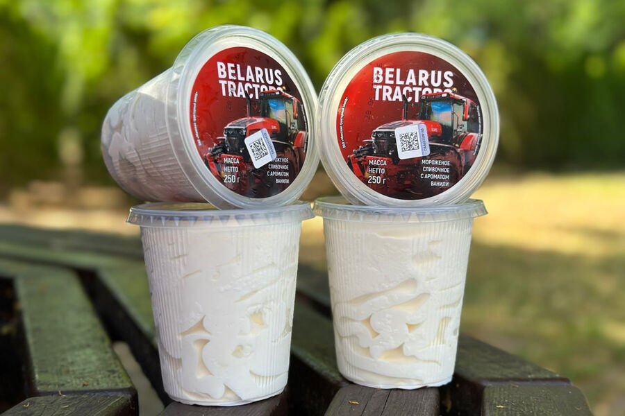 Фирменное мороженое Belarus Tractors продается комбинатом общественного питания тракторного завода. Его цена — 4,89 белорусских рублей (134 российских рубля) за 250-граммовый стакан.