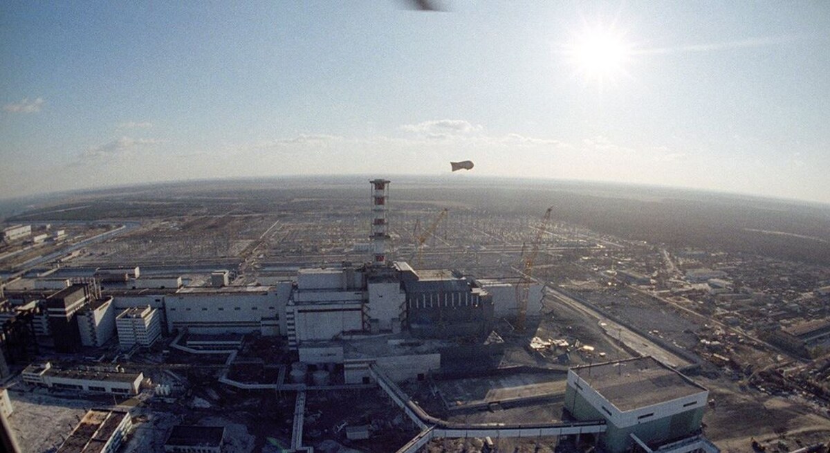 Вид на Чернобыльскую станцию после взрыва, 1986.