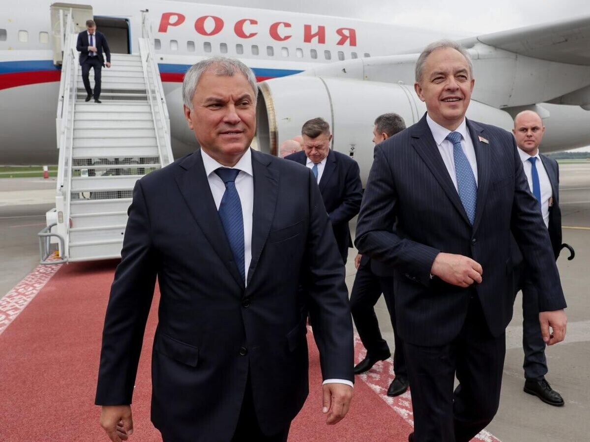    Председатель Госдумы, глава Парламентского Собрания Союза Беларуси и России Вячеслав Володин во время прибытия в Минск© Фото : Государственная Дума/Telegram