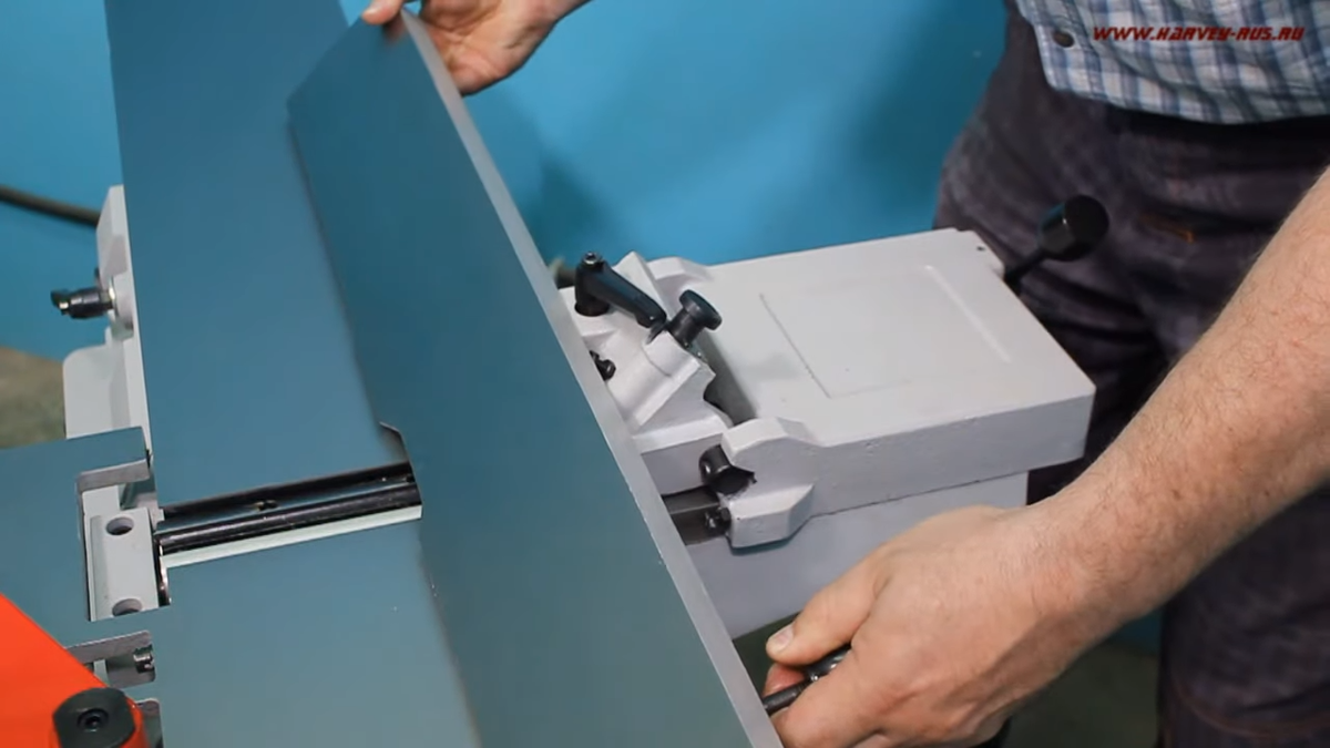 Упорную планку можно регулировать по своему желанию до 45 градусов в обе стороны от вертикали