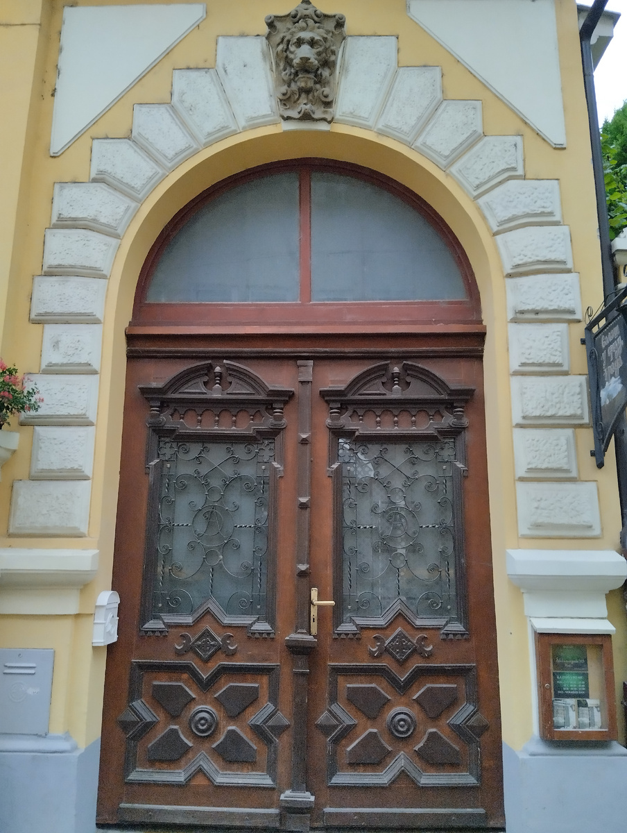 На каждом шагу произведение искусства