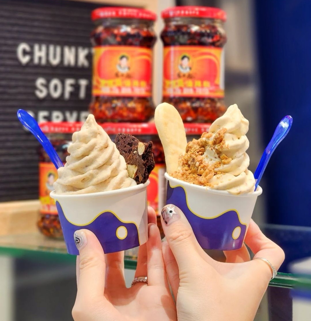 В Сингапуре новый тренд на необычный топпинг к мороженому! Никогда не угадаете, что именно добавляют к сладкому холодку… легендарный китайский острый соус с хрустящем перцем чили Lao Gan Ma!