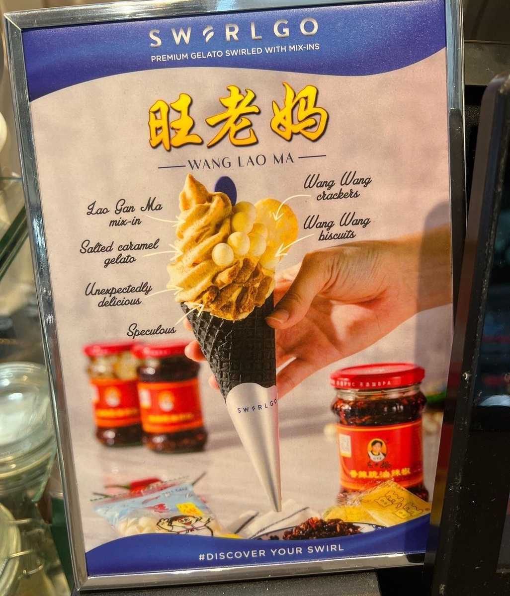В Сингапуре новый тренд на необычный топпинг к мороженому! Никогда не угадаете, что именно добавляют к сладкому холодку… легендарный китайский острый соус с хрустящем перцем чили Lao Gan Ma!-2
