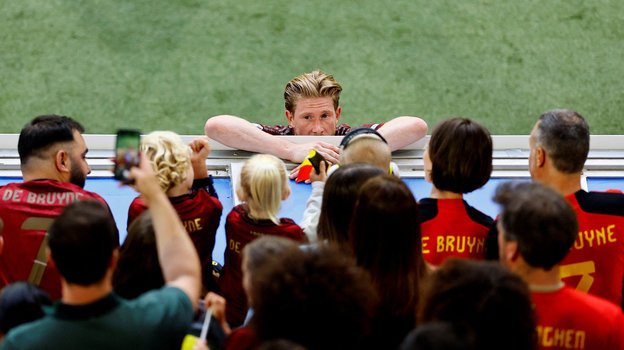    Кевин де Брейне общается со своей семьей после матча. Reuters