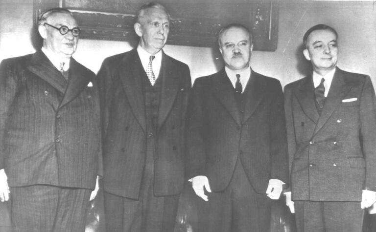 Четыре министра иностранных дел: Эрнест Бевин из Великобритании, Джордж Маршалл, Вячеслав Молотов из Советского Союза и Жорж Бидо из Франции.