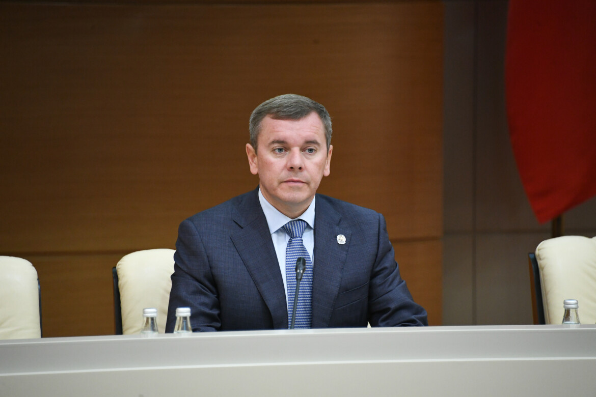 ​Марат Зяббаров: «Ежегодно посевные площади сохраняются. При этом увеличились площади масличных и технических культур. Это наш приоритет». Фото: prav.tatarstan.ru