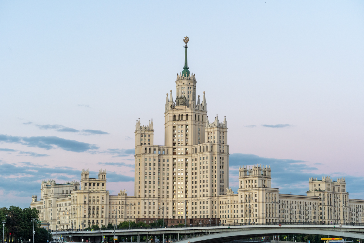 Кто автор жилого дома на котельнической набережной. Брат 2 высотка на котельнической набережной. Москва высотка на котельнической набережной. Москва высотка на котельнической набережной. Дом на котельнической набережной в москве архитектор.