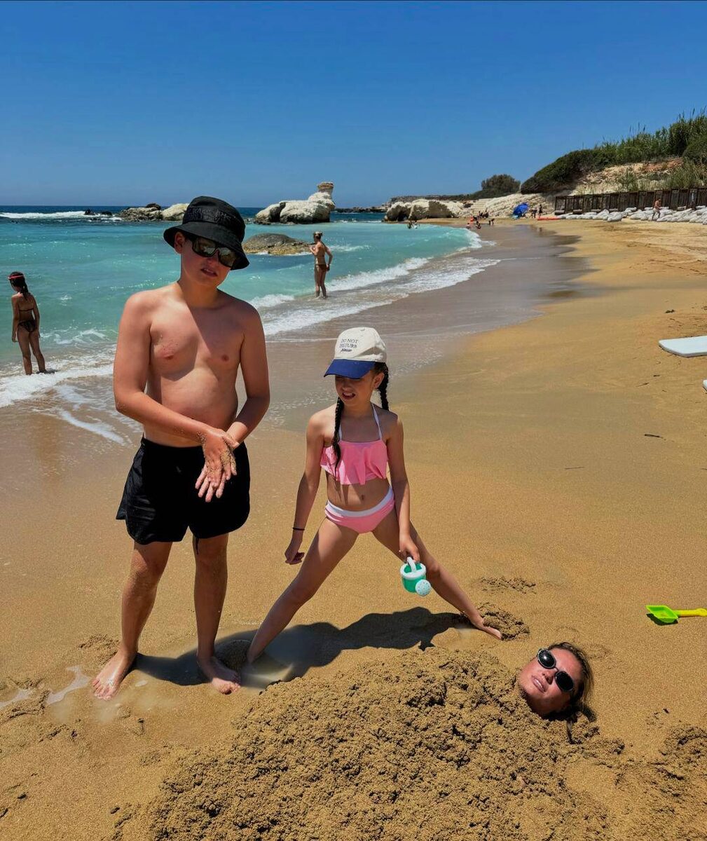    Агата Муцениеце с сыном и дочерью на пляжеСоцсети Агаты Муцениеце