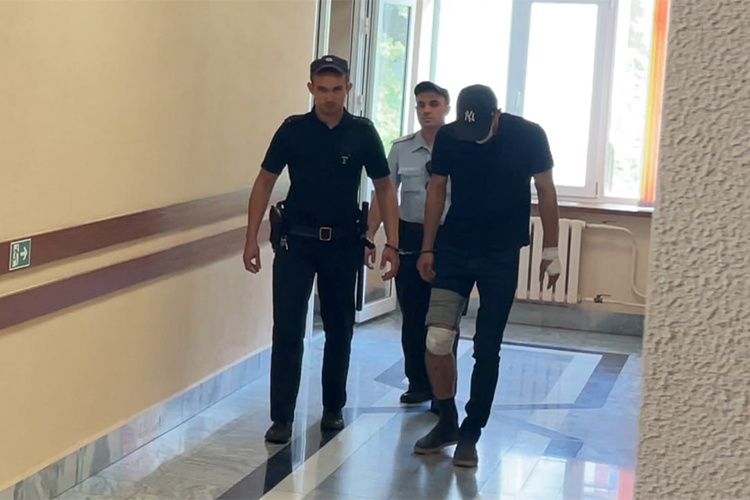    От СМИ Барнабишвили не прятался, но позаботился о своей конфиденциальности — половину лица закрывала медицинская маска, а вторую половину — кепка, надвинутая почти до носа.   
Фото: Евгений Жура