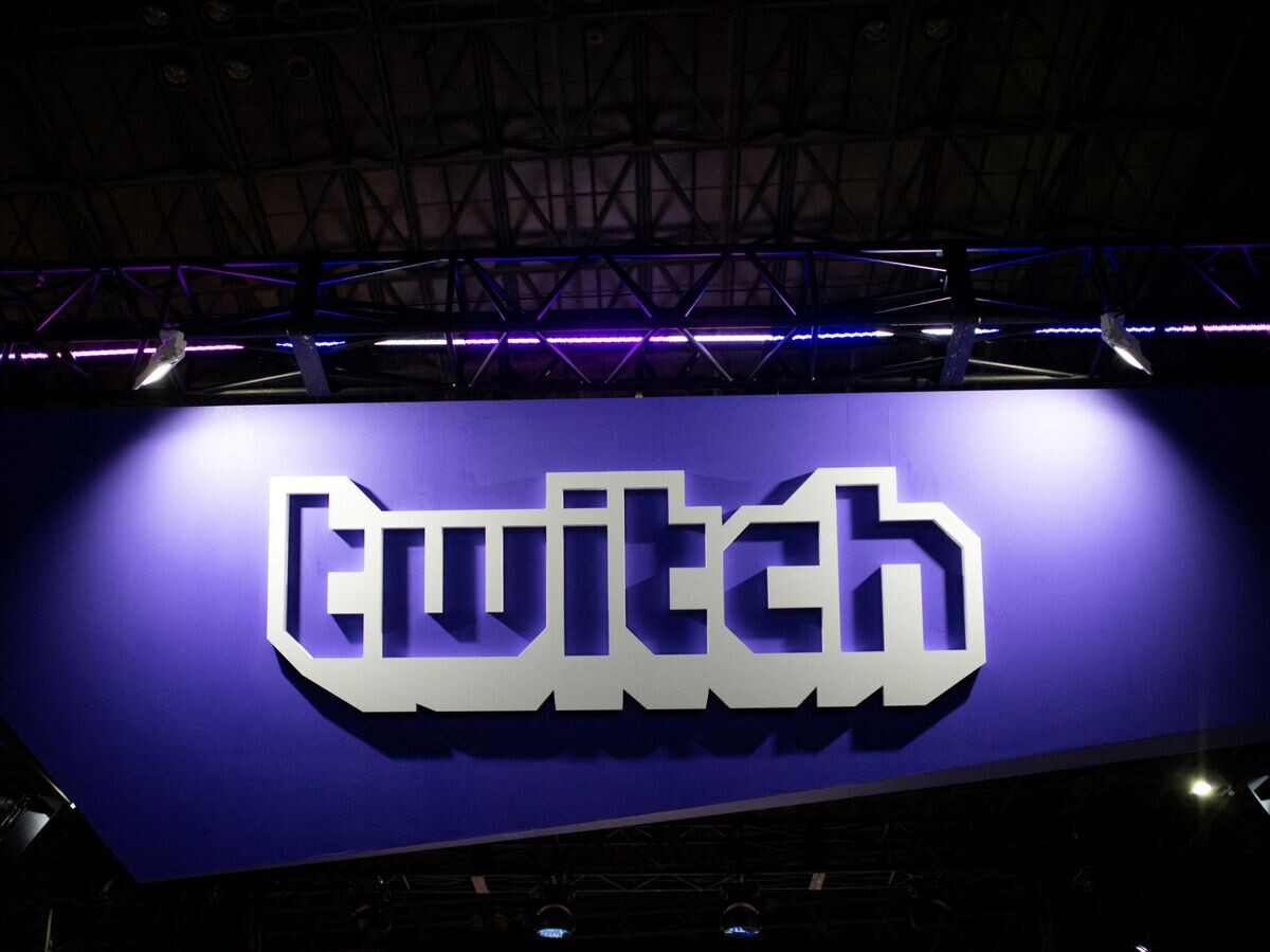    Логотип платформы Twitch© AFP 2024 / Martin Bureau