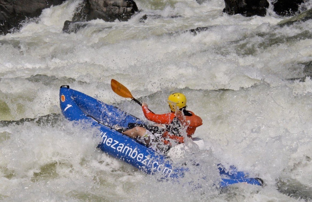 Адреналиновые мероприятия на крутых порогах реки Замбези внизу водопада Виктория 