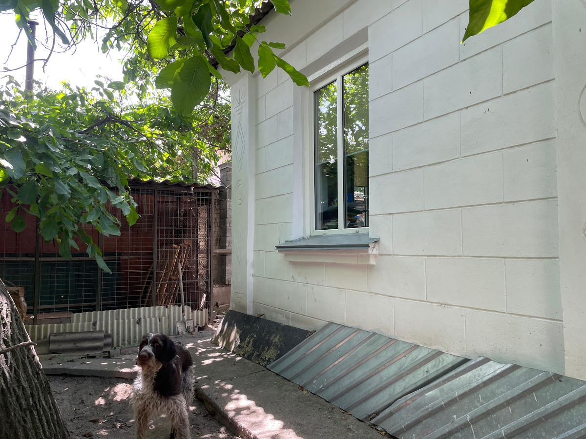 Это окно моей комнаты, где довольно мало света, зато прохладно даже в жару