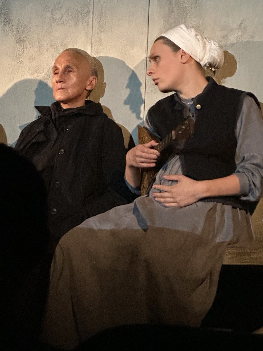 Сиделицы: Кораблева и беременная. Спектакль «Воскресение» в театре «Приют комедианта». Фото автора.