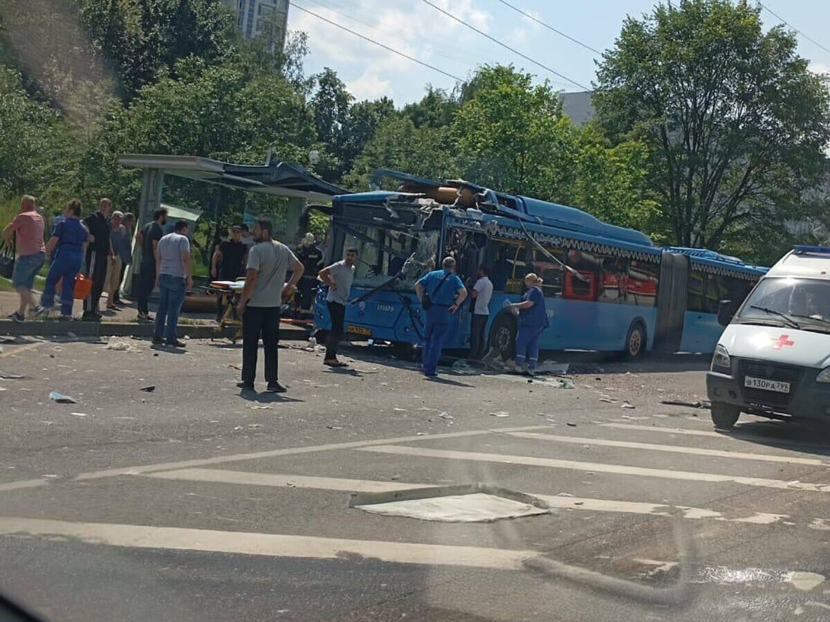    Автобус, на крыше которого взорвался газовый баллон в Москве© Фото : соцсети