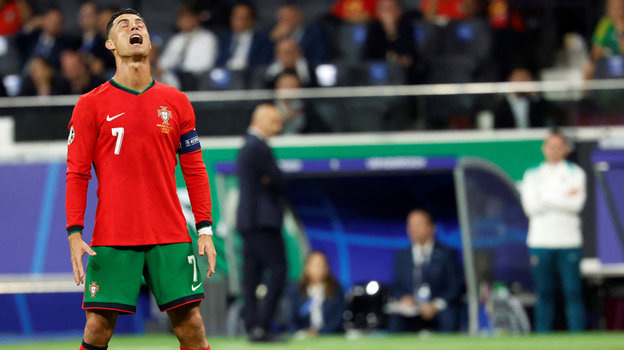    Криштиану Роналду перед ударом со штрафного. Reuters