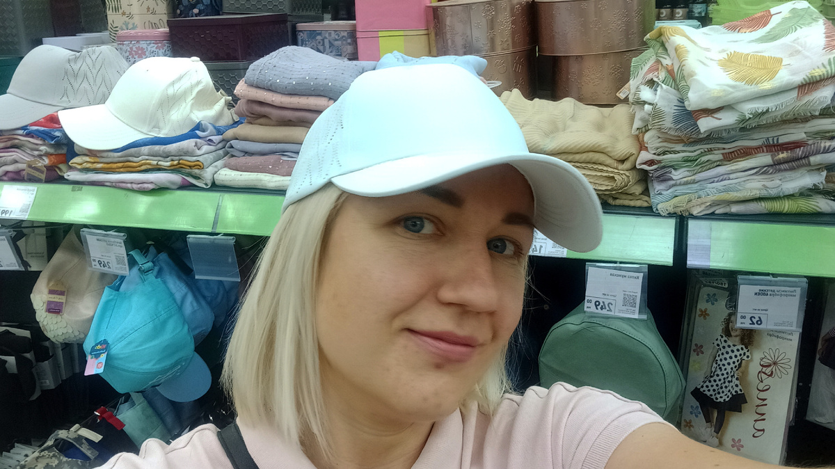 Выбирала бейсболку в Спортмастере. Самая низкая цена от 599 рублей. В Фикс прайс цена за кепку, ну просто подарок. Листайте галерею