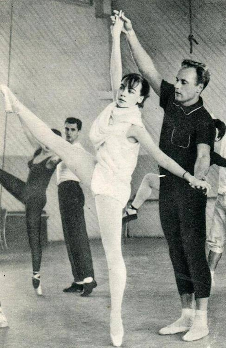 1 июля 1931 года в парижском пригороде Булонь-Бийанкур родилась девочка – в будущем французская артистка балета и актриса, дважды номинантка на премию «Оскар». Имя ее Лесли Карон.