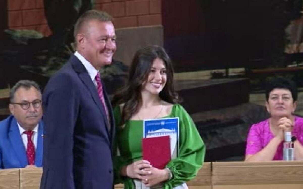    Роман Старовойт вручил дипломы выпускникам КГМУ