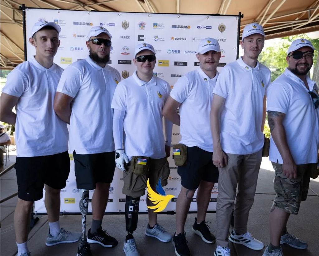 Ветераны "Азова" позируют во время первого ежегодного благотворительного турнира по гольфу "US-Ukraine Freedom Summit".
