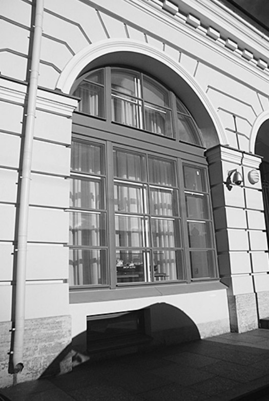 Старая Греческая слобода.  Окна Круглого рынка
