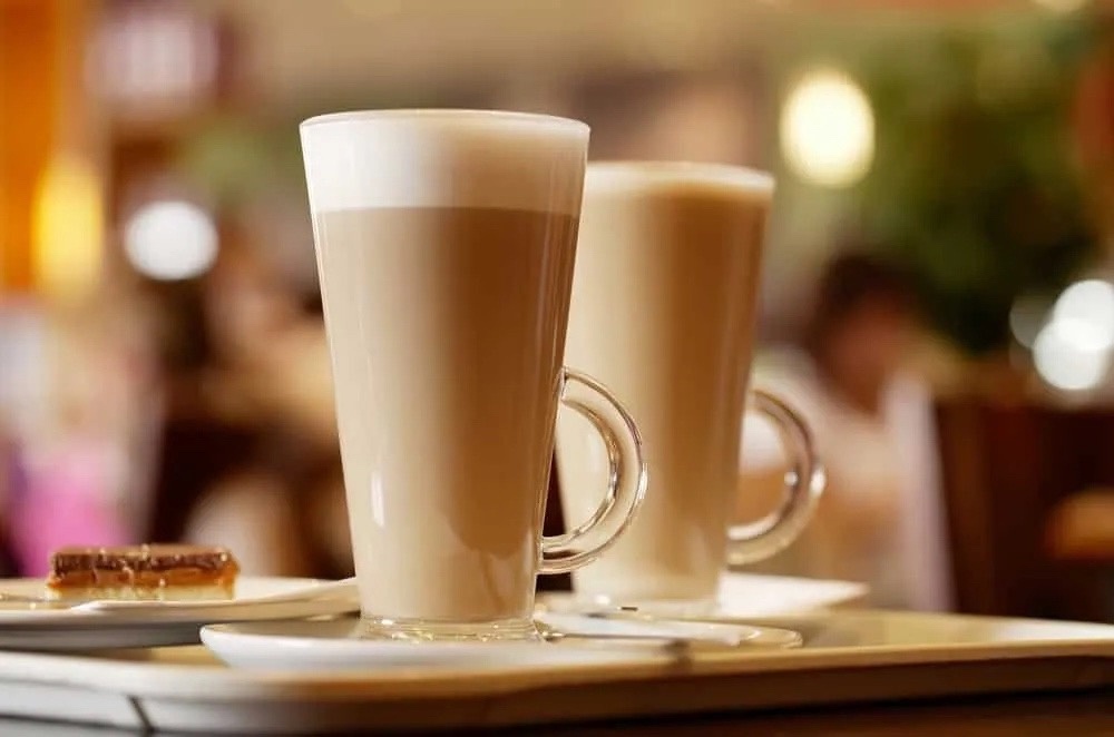 Латте появиился в кофейной карте Starbucks в начале 1980-х и быстро завоевал популярность