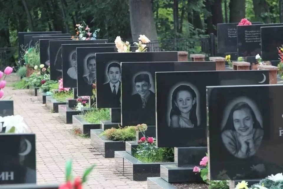 Каждый год родные и близкие погибших детей посещают их могилы на Южном кладбище в Уфе