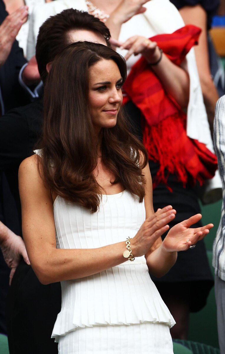 Clive Brunskill / Getty Images📷Кейт Миддлтон на матче Уимблдона, 27 июня 2011 года
 Платье: Temperley London