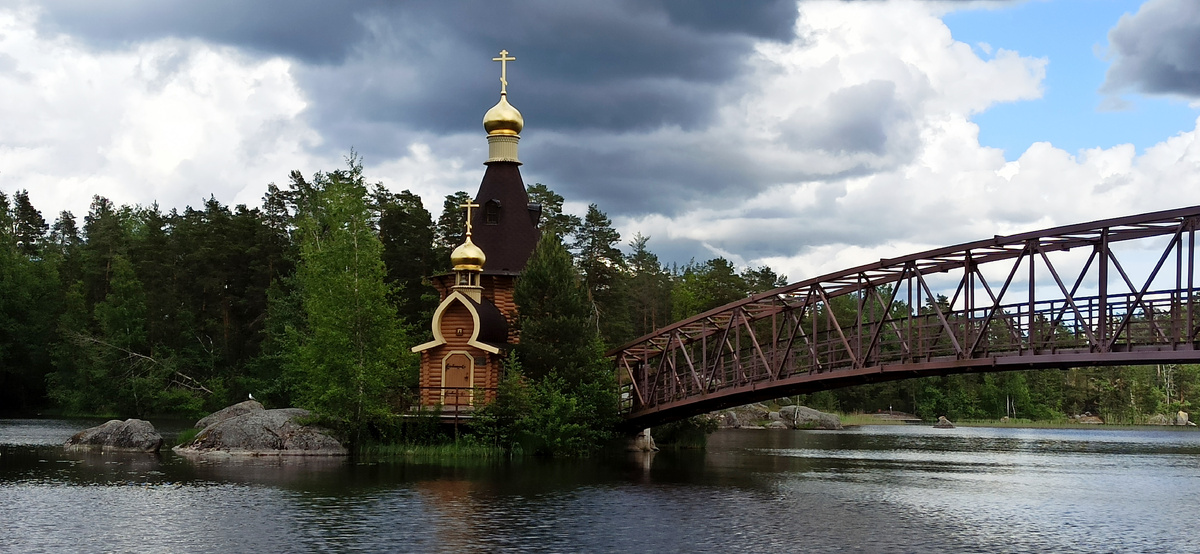 Справа мост, ведущий к храму