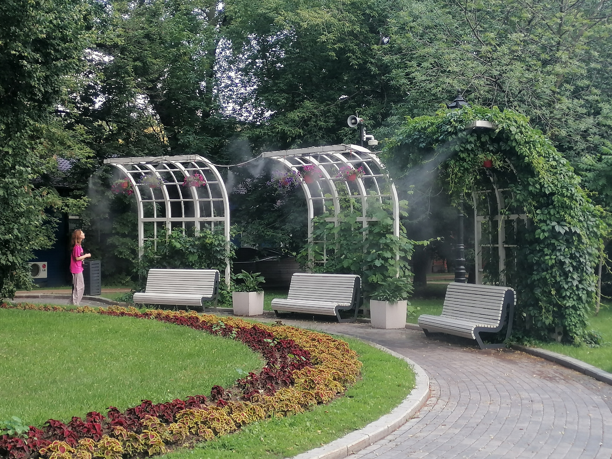В этом году скамейки с "туманом" установили по Москве, чтобы можно было отдохнуть в жару. Ну круто же!  В саду Баумана тоже имеются