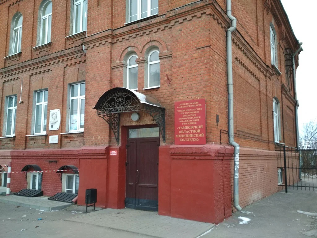 То что положение в отечественном образовании аховое ни для кого в нашей стране не является секретом, но чиновники от Минпросвещения упорно делают вид что все нормально. Для того чтобы спустится с небес на землю и раскрыть наконец глаза, г-ну Кравцову следует обратить внимание на инцидент произошедший на днях в Тамбове, где выпускница местного медицинского колледжа вместо красивой заученной речи на вручении диплома неожиданно подвергла жесткой критике учебное заведение в целом и преподавателей в частности. Причем последние от услышанного настолько обомлели, что даже не успели выключить микрофон выпускницы.Девушка отрытым текстом рассказала всю правду о преподавателях, которые давно забыли что такое настоящее образование, о нарисованных оценках и полнейшем разочаровании в выбранной профессии. В результате скандал докатился до областного министерства и теперь администрация колледжа в спешном порядке пытается замять его, требуя от студентов опровергнуть сказанное смелой выпускницей. А тем временем в соцсетях разгорелась жаркая дискуссия. Многочисленные пользователи выплеснули весь накопившийся за долгие годы негатив и рассказали, что обучение в этом колледже это просто пустая трата времени.Инцидент произошел в Тамбовском областном медицинском колледже. На вручении диплома одна из выпускниц Дарья Петрунина, вышла на крыльцо учебного заведения, чтобы выступить с речью, которая судя по всему была согласована с руководством. Видео с ее выступлением легко можно найти в сети.По началу все шло, как и было запланировано. Девушка в брючном костюме взяла в руки микрофон и стоя спиной к преподавателям, на чьих лицах блуждала полагающаяся для таких торжественных мероприятий дежурная улыбка, начала читать заранее заготовленную речь с телефона. Зазвучали стандартные "благодарю преподавателей за полученные знания" и поздравляю выпускников с окончанием "лучшего колледжа города Тамбова".Но неожиданно девушка убирает телефон в сторону и резко меняет риторику. Улыбки с лиц учителей от услышанного тут же исчезли."Я могла бы сказать так, но, увы, реальность совсем иная... Я могу сказать с гордостью – я полностью разочаровалась в выбранной профессии",– заявила ПетрунинаА дальше последовал непродолжительный рассказ о том, что на самом деле происходит в стенах колледжа. В частности Дарья затронула отделение лабораторной диагностики, где сама видимо обучалась. По её словам, преподавательский состав не хотел "вкладываться" в студентов обучающихся в данном направлении. Абсолютная некомпетентность учителей, по словам выпускницы, сопровождала все 4 года её обучения. Создавалось ощущение, что все просто забыли о том, что такая группа вообще существует, а когда вспоминали, то ставили студентам этой группы пары на 10 часов вечера."Ну да, мы же лаборанты — это не та специальность, на которую следует тратить свои силы",– с горечью отметила Дарья.По словам выпускницы, вся её группа как будто оказалась на "тонущем корабле". Петрунина отметила, что обида на учебное заведение у нее копилась с первого курса, но в последний год "усилилась десятикратно", когда пришло время защищать дипломную работу. Из слов Дарьи следует, что ей пришлось защищаться дважды. Почему это произошло девушка не уточнила, но судя по всему были какие-то трения с преподавательским составом."Комиссию не интересовали мои знания. Всех интересовало то, осознала ли я, насколько была неправа, когда пошла защищать диплом второй раз. Ведь не так важна оценка, ее вам нарисуют и так, а то, чтобы после выпуска не было негативных отзывов о колледже",— заявила Петрунина.Позже выпускница рассказала журналистам, что она училась хорошо, но на защите диплома ей незаслуженно занизили оценку поставив "удовлетворительно", и Дарья решила её исправить. Однако на повторной защите её назвали чересчур "обидчивой" и начали "валить".Завершила свою речь перед выпускниками Петрунина словами, что могла бы еще долго критиковать учебное заведение, однако "по длинным и бессмысленным высказываниям в колледже есть другой человек". Прощаясь, Дарья пожелала никому из собравшихся не использовать полученные в колледже знания на практике."Я искренне надеюсь, что в будущем вам повезет больше, чем здесь. Не надо идти работать в медицину после этого учебного заведения… Я поступала в Тамбовский областной медицинский колледж, а закончила шарагу",– подвела неутешительный итог девушкаСтоит отметить, что выпускникам, в отличие от преподавателей, это выступление пришлось по душе - по крайней мере речь Дарьи они встретили громкими овациями и криками. Сами педагоги находились в растерянности и даже не стали прерывать выступление выпускницы. Лишь в конце выступления, к Дарье подошла женщина все с той же дежурной улыбкой на лице и выжидательно замерла рядом. Впрочем, никаких разборок не было - выпускница спокойно покинула стены опостылевшего ей заведения.Реакция властейПосле того как видео с выступлением Дарьи попало в сеть, разразился грандиозный скандал, но который пришлось реагировать местным чиновникам. Так в частности министр образования Тамбовской области Татьяна Котельникова пообещала провести проверку на предмет качество преподавания в учебном заведении."Мы это не оставим без внимания. По всем озвученным выпускницей фактам будем проведена проверка. Лично пообщаюсь с выпускниками, обсудим все накопившиеся вопросы",– написала чиновница в своем Telegram-канале.Вчера Петрунина и в самом деле встретилась с министром и директором учебного заведения Евгением Лапочкиным."Пригласили, провели беседу, а что будет дальше — я не знаю. В моём выступлении не прозвучало ни одной фамилия в негативном контексте. Я просто рассказала про свою ситуацию, а то что это каждый принял на свой счет, говорит о многом",– рассказала девушка журналистам.Дарья так же уточнила, что свою речь она подготовила вместе с одногруппницей, но руководство колледжа уже успело обвинить в авторстве одну из преподавательниц, дескать именно она это придумала и "заставила" выпускницу выступить с обличительной речью.Петрунина добавила, что всё одногруппники полностью поддержали её и поблагодарили за сказанную правду. Дарья пояснила, что в момент обучения выступать с подобной критикой все боятся, потому что боятся отчисления. В настоящее время администрация учебного заведения безуспешно пытается уговорить хоть кого-то выступить с опровержением слов сказанных Петруниной."Они сейчас обзванивают студентов и просят дать положительные комментарии. Но все отказываются это делать, поскольку в моих словах все услышали правду. Администрация колледжа пытается даже кого-то подкупить, я не знаю, как это назвать, чтобы студенты дали опровержение".– рассказала девушка.Петрунина в интервью журналистам подчеркнула, что она будет поступать "на другую профессию", поскольку не хочет работать в медицине."Я не отрицаю что в дальнейшем, может быть, я вернусь в медицину, но сейчас я к этому пока не готова»,– резюмировала Дарья."Это не колледж, а помойка"Понятно что чиновникам надо как-то выкручиваться из этой неприятной ситуации. Например, министр Котельникова затянула любимую мантру о славной истории учебного заведения которое выпустило десятки тысяч "высококлассных" специалистов."Хотелось бы отметить, что Тамбовский медицинский колледж существует с 1868 года. Более чем за 150 лет было подготовлено более 50 тыс. средних медицинских работников разных специальностей"– подчеркнула Котельникова в своем Telegram-канале.Все это конечно хорошо, но мнение министра вряд ли отражает истинное положение дел. Для того чтобы понять, что на самом деле происходит в стенах колледжа, достаточно просто просмотреть многочисленные отзывы, среди которых положительных практически нет. Все как один пишут, что те года которые были проведены в этом учебном заведении были потрачены зря, а администрация колледжа лицемерит и хвалит его при первом же удобном случае.При этом критикуется не только сам образовательный процесс, но и общее состояние учебного заведения. Например, обращается внимание на то, что студенты учатся в обшарпанном здании в котором отсутствует самое необходимое оборудование. Постоянно прорывает трубы, актовый зал под массовые мероприятия находится "в погребе", а в туалет зайти страшно, поскольку его не ремонтировали со времен революции."По сути никакого обучения нет. Организация образовательного процесса никакая, обещанного оснащения так и не появилось, преподавателей тоже нет, а те кто есть некомпетентны. Расписание это вообще отдельная тема — оно просто отсутствует... Оценки выставляются не за знания, а зачастую основываясь на личных симпатиях преподавателей, которые зачастую за весь курс своего предмета не контактируют со студентами, не говоря уже про проведение очных лекций и практик. По большому счету нет ни теории, ни практики",— сокрушаются выпускники колледжа в соцсетях.Резюмируя сказанное, хочется вспомнить слова сказанные Сергеем Капицей в 2010 году:"Данные ВЦИОМ говорят о том, что мы наконец пришли к тому, к чему стремились все эти 15 лет - воспитали страну иди@тов. Если Россия и дальше будет двигаться этим же курсом, то ещё лет через 10 не останется и тех, кто сегодня хотя бы изредка берёт в руки книгу. И мы получим страну, которой будет легче править, у которой будет легче высасывать природные богатства. Но будущего у этой страны нет! "Дополнять сказанное легендарным ученым-физиком только портить, но прав он оказался на все 100%.источник