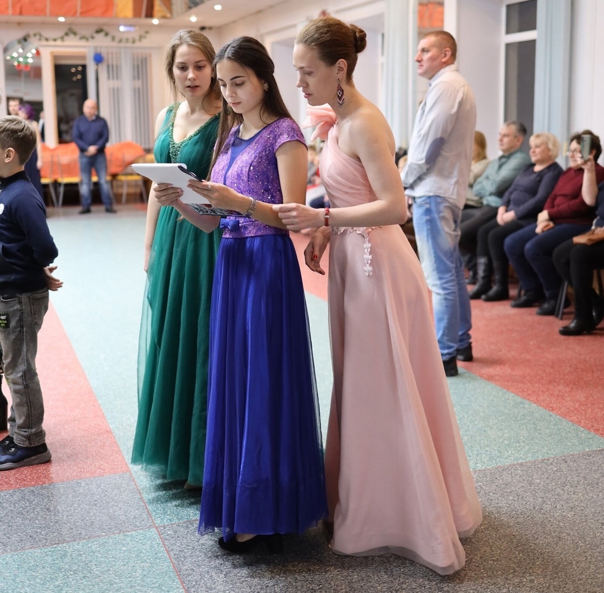 Вместе с волонтерами проводим Рябиновый бал в усадьбе Маево