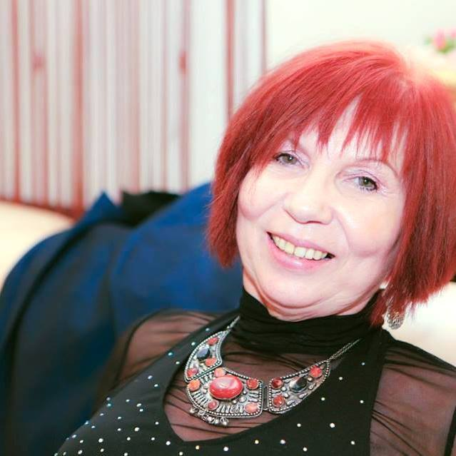 Автор с красными волосами