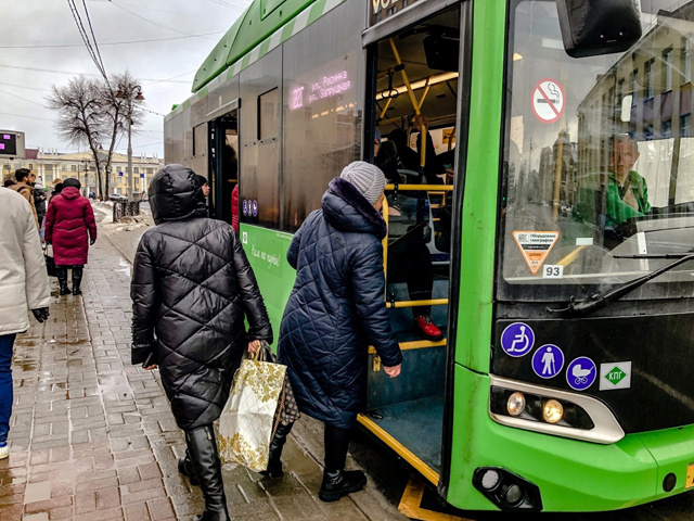    Прошел год, а куряне по-прежнему уточняют у водителей, куда едут автобусы