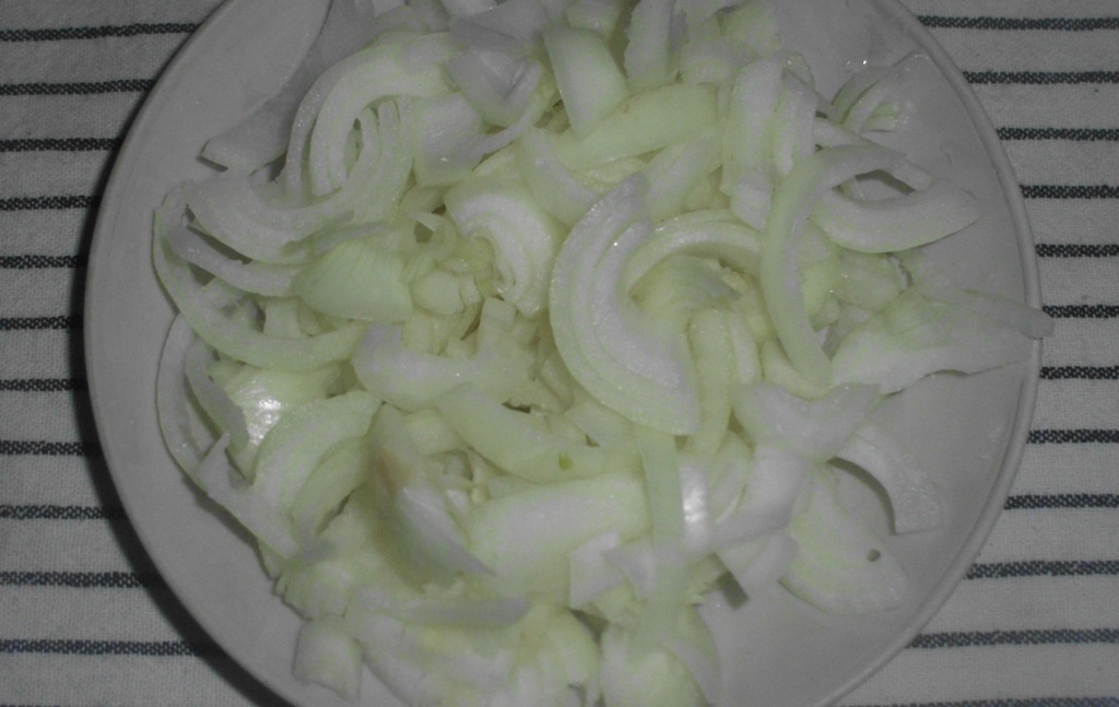 Нарезанный репчатый лук на тарелке. Личное фото автора канала Житейская проза