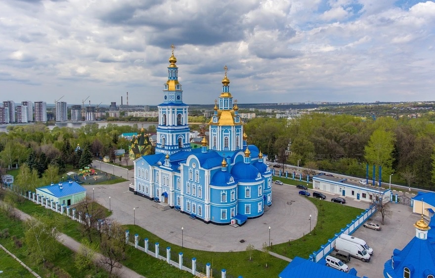 Спасо-Вознесенский собор Ульяновска и Церковь Всех Святых (на заднем плане)