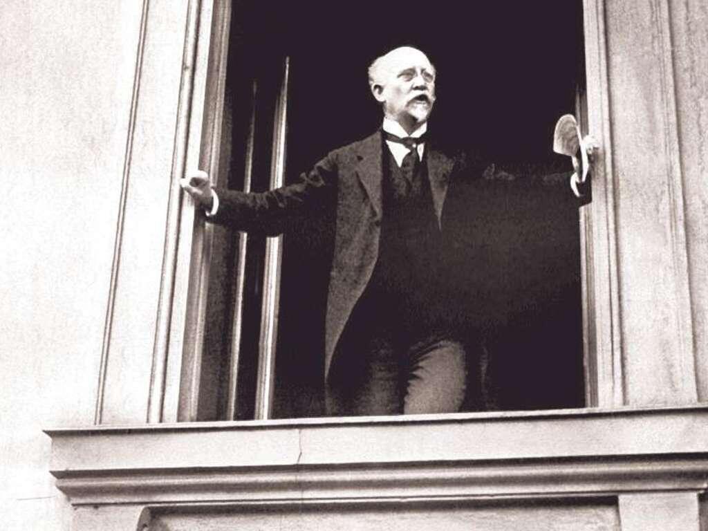 Филипп Шейдеманн провозглашает Германский рейх республикой