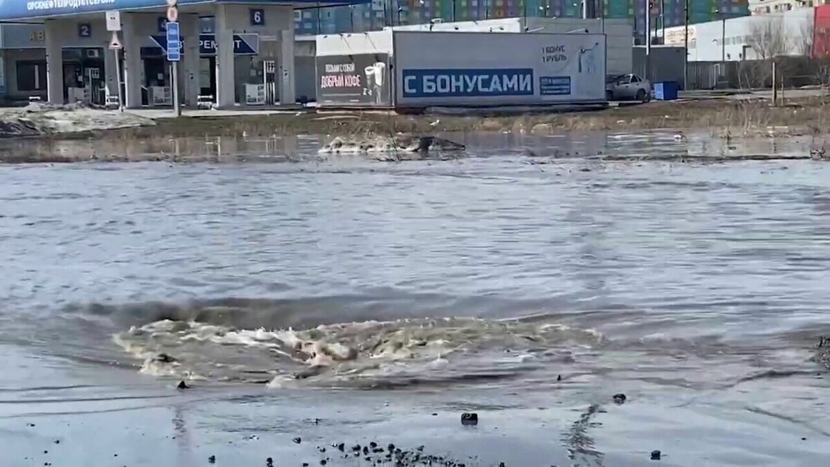 Водоворот на улице Орска во время паводка