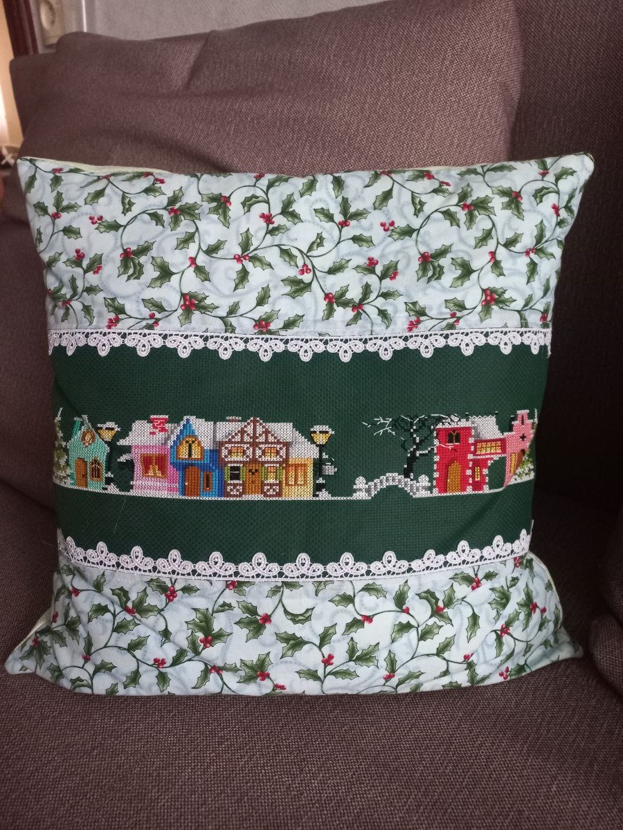 Подушки с вышивкой. Активно ими пользуюсь