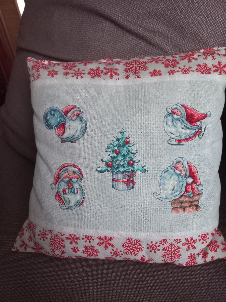 Подушки с вышивкой. Активно ими пользуюсь