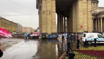 Прогулка по Санкт-Петербургу. Дождь на Невском проспекте