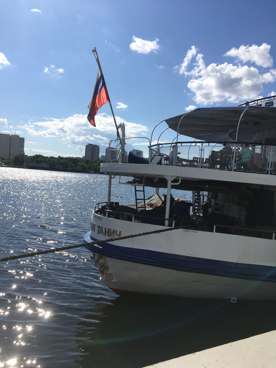 Теплоход "Михаил Танич" у причала Северного речного вокзала Москвы