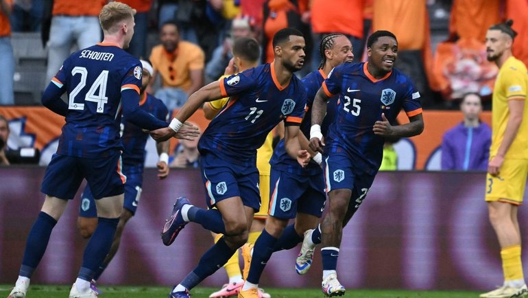    2 июля. Сборная Нидерландов обыграла Румынию (3:0). AFP