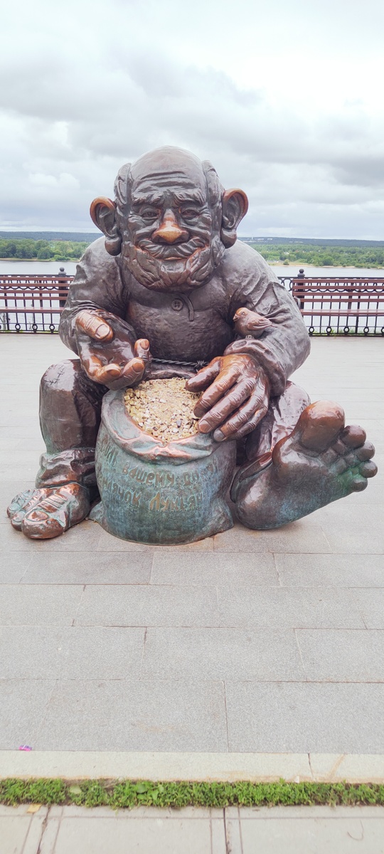 Один из арт объектов на набережной.