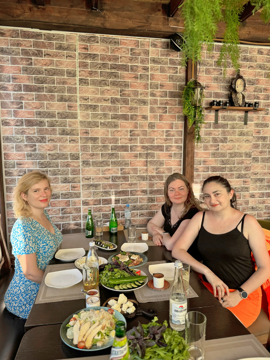 Зажираемся в хинкальной 